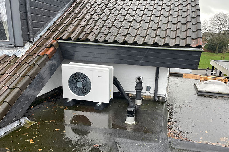 Warmtepomp op het dak in een huis in gemeente Oost Gelre, Gelderland