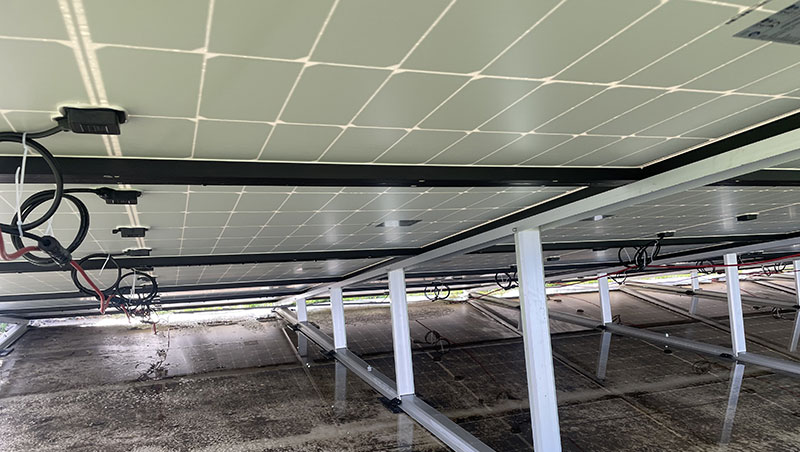 Onderkant van een installatie van zonnepanelen in Lichtenvoorde